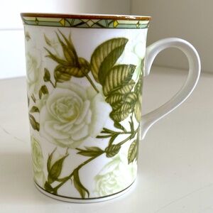 EUC VTG ROYAL BONE CHINA COLLECTOR'S SERIES OF FOUR DESIGNS WHITE ROSES MUG